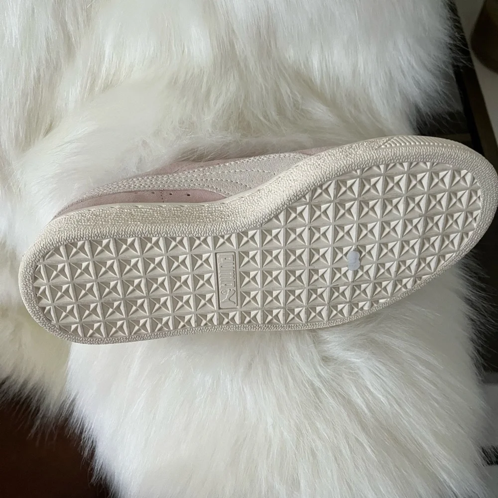 Classic Suede Pink Puma’s - Picture 4 of 6